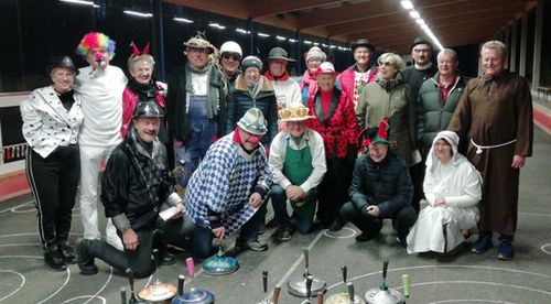 Die IPA Berchtesgadener Land mit ihren Salzburger Freunden beim traditionellen Faschings-Stock-Schießen beim EC Freilassing-Hofham.