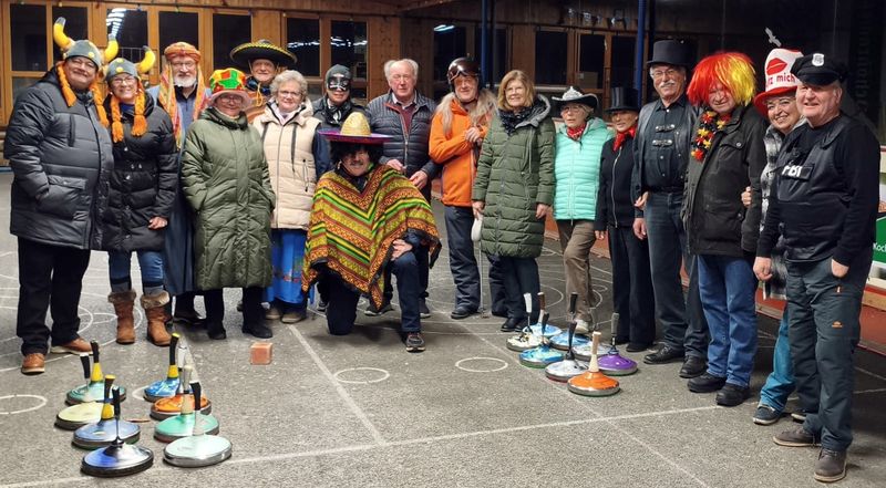 Närrisches Länderspiel auf der Stockbahn, BGL schlägt Salzburg – danach tanzten alle gemeinsam Närrisches Länderspiel auf der Stockbahn, BGL schlägt Salzburg – danach tanzten alle gemeinsam