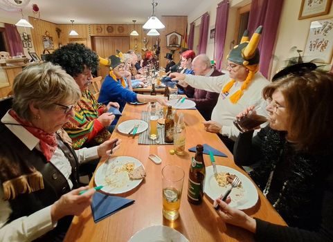 Nach dem Wettkampf verlagerte sich das Geschehen ins Vereinsheim des EC- Nach dem Wettkampf verlagerte sich das Geschehen ins Vereinsheim des EC-
