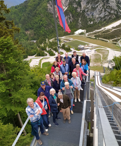 Teilnehmer des IPA-Ausflugs auf der Flugschanze von Planica