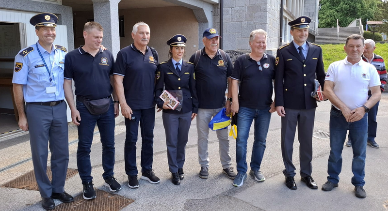 Vorstandschaft der IPA-BGL zusammen mit den slowenischen Kollegen beim Besuch der Polizeiakademie in Ljubljana (von links: Višji Policijski Inšpektor Janko Sobak, IPA-Sekretär Stefan Altmutter, IPA-Generalsekretär Helmut Sann, Ivanka Obermann, IPA-Finanzminister Harry Klotz, Verbindungsstellenleiter Reinhard Löwe, Dr. Petja Mihelic, Marjan Prah- Podborški IPA-Vizepräsident von Slowenien) Vorstandschaft der IPA-BGL zusammen mit den slowenischen Kollegen beim Besuch der Polizeiakademie in Ljubljana (von links: Višji Policijski Inšpektor Janko Sobak, IPA-Sekretär Stefan Altmutter, IPA-Generalsekretär Helmut Sann, Ivanka Obermann, IPA-Finanzminister Harry Klotz, Verbindungsstellenleiter Reinhard Löwe, Dr. Petja Mihelic, Marjan Prah- Podborški IPA-Vizepräsident von Slowenien)